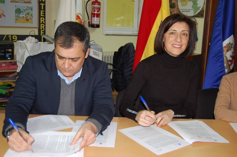 Alcalde de Monterrei y conselleira de Medio Ambiente firman el convenio para redactar el nuevo Plan General