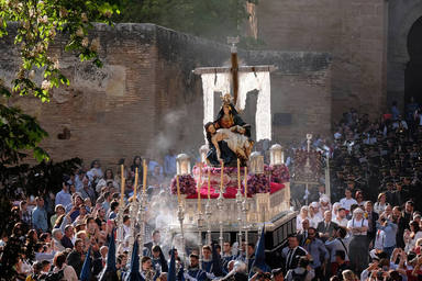 Procesión de Santa María de la Alhambra, celebrada en Sábado Santo en Granada