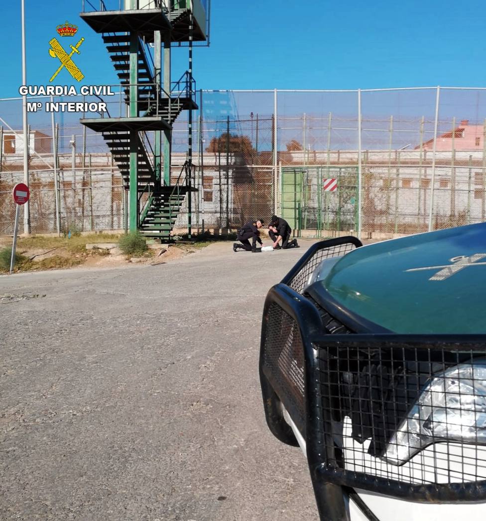 Narcotraficantes intentan meter droga a Melilla arrojándola por la valla tras el cierre de fronteras