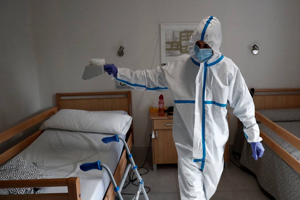 Un operario trabaja en la desinfección con ozono de una residencia de mayores - FOTO: EFE / Mariscal