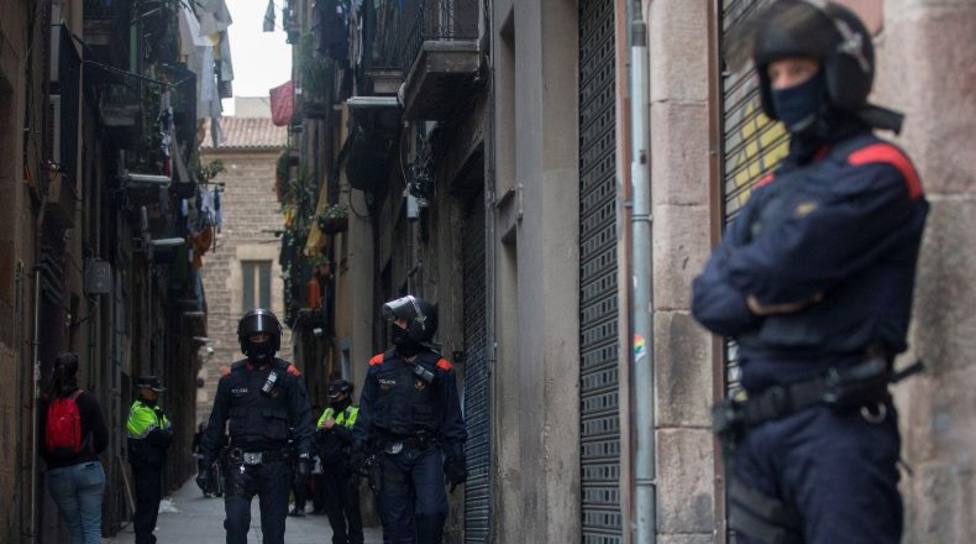 El hombre acababa de forzar la cerradura para entrar a un inmueble situado en Barcelona