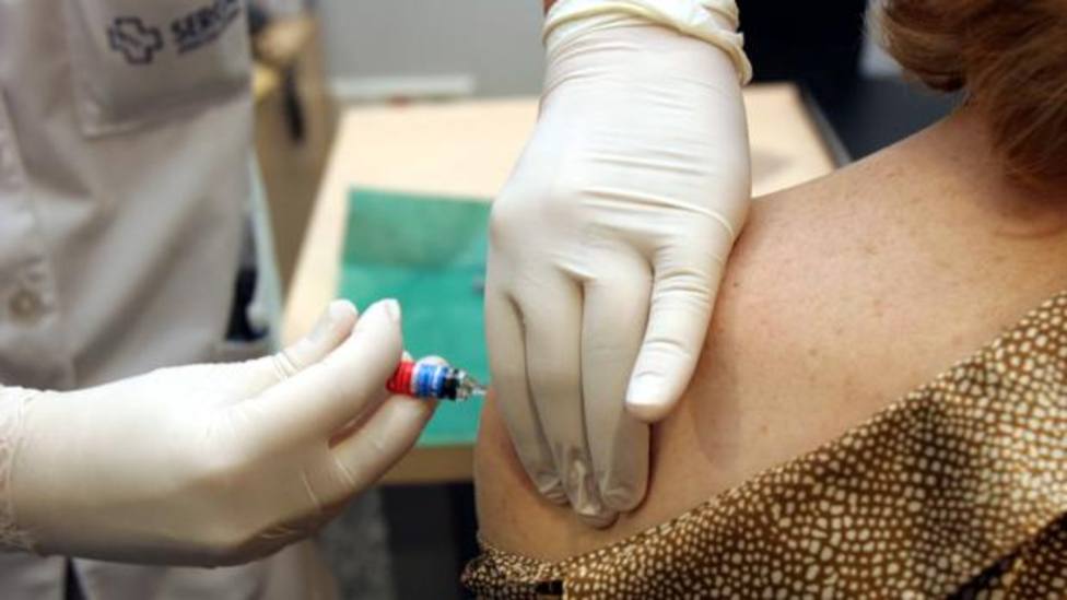Castilla y León inicia la vacunación contra la gripe de mayores de 75 años en residencias y sanitarios