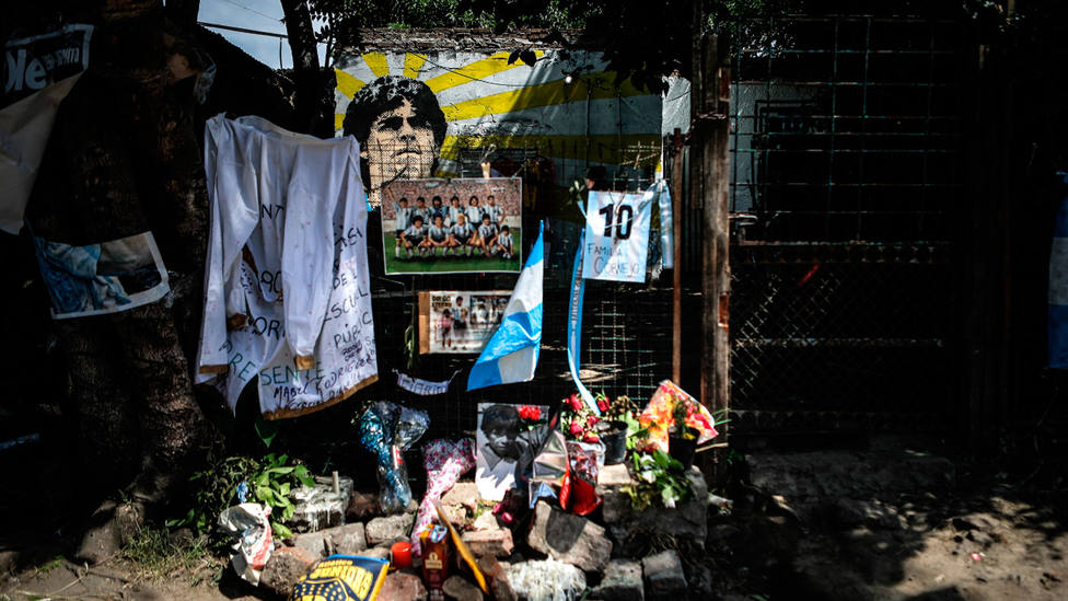 Ofrendas depositadas en Villa Fiorito, en la primera casa de Diego Armando Maradona, tras su muerte. EFE