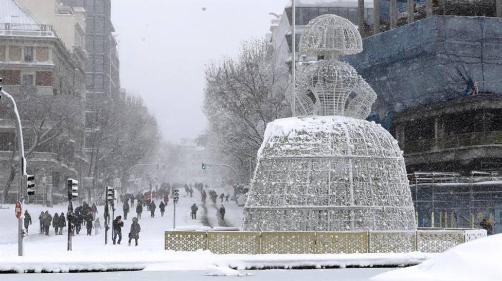 Madrid amanece con un manto blanco helado