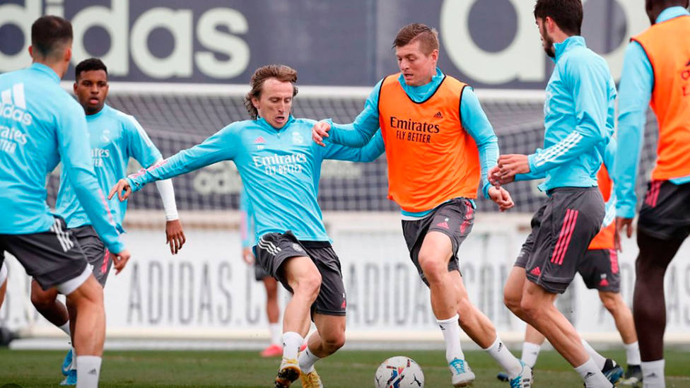 Toni Kroos controla el balón ante Modric en el entrenamiento de este viernes del Real Madrid