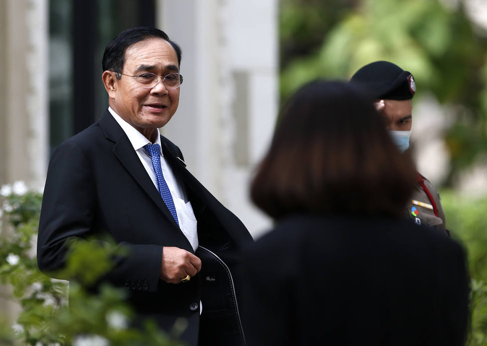 Multan al primer ministro de Tailandia por no llevar mascarilla durante una reunión