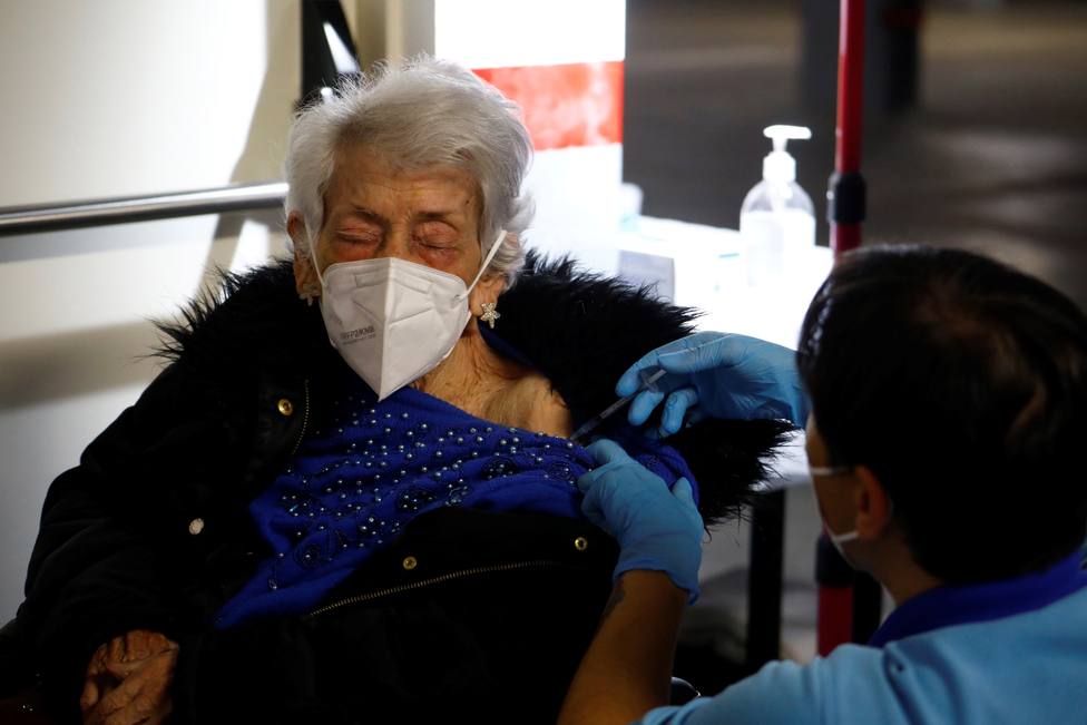 Mayores de 80 años no residentes reciben sus dosis de vacuna en Córdoba