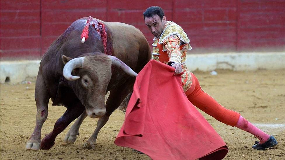 Enrique Ponce ante uno de los toros del Vellosino lidiados en Huesca en 2018