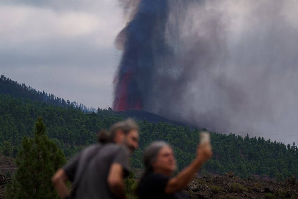 Ceniza, dióxido de azufre y gases tóxicos: los peligros que emanan del volcán de La Palma