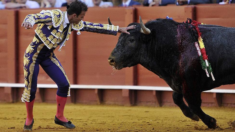 Antonio Ferrera ante un toro de Victorino Martín en la Real Maestranza de Sevilla