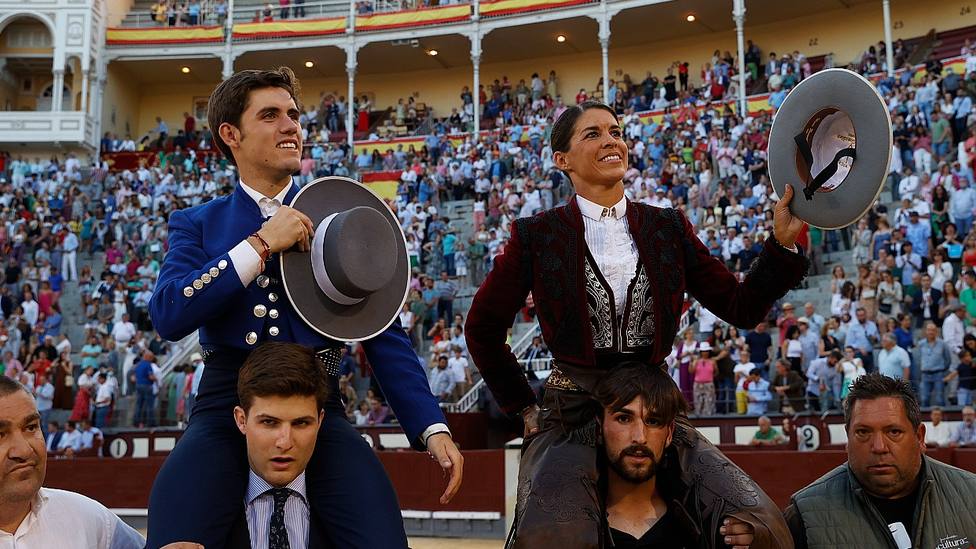 Guillermo Hermoso y Lea Vicens en su salida a hombros este domingo en Las Ventas