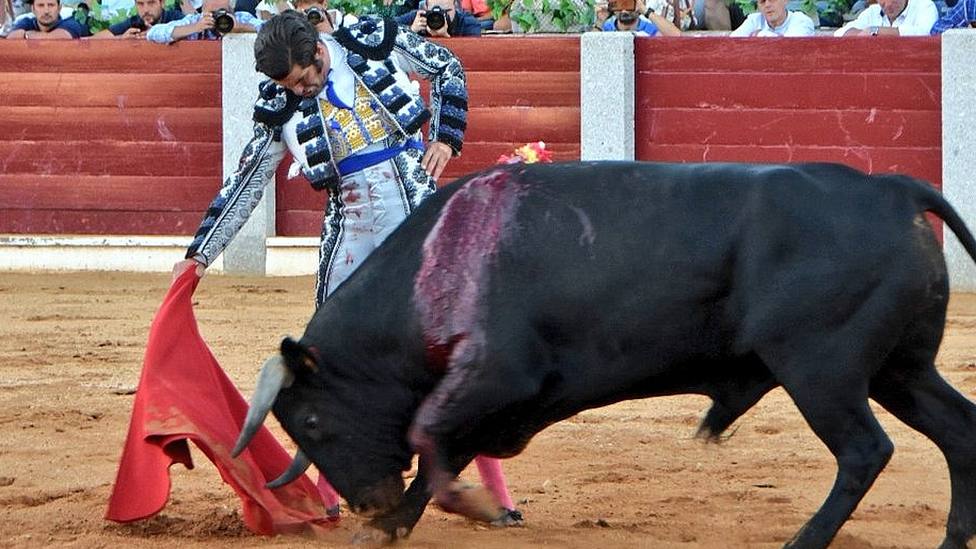 Morante de la Puebla durante su faena al toro de Carmen Lorenzo al que cortó el rabo