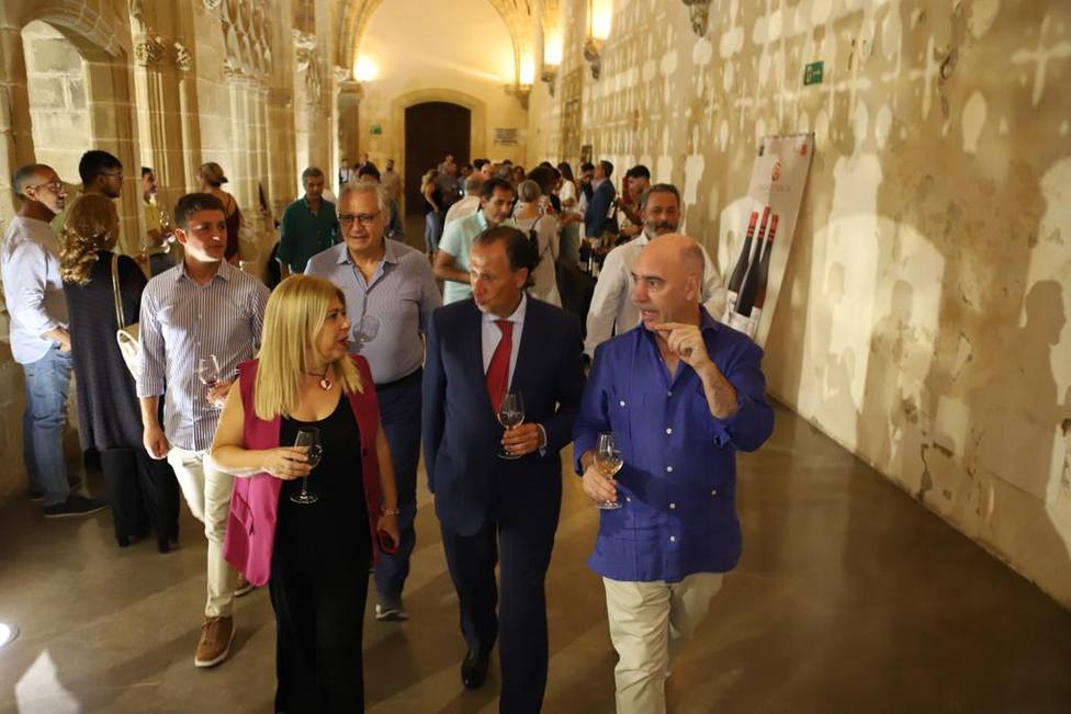 Entre vinos: tintos y blancos: abre sus puertas el escaparate bodeguero en Los Claustros