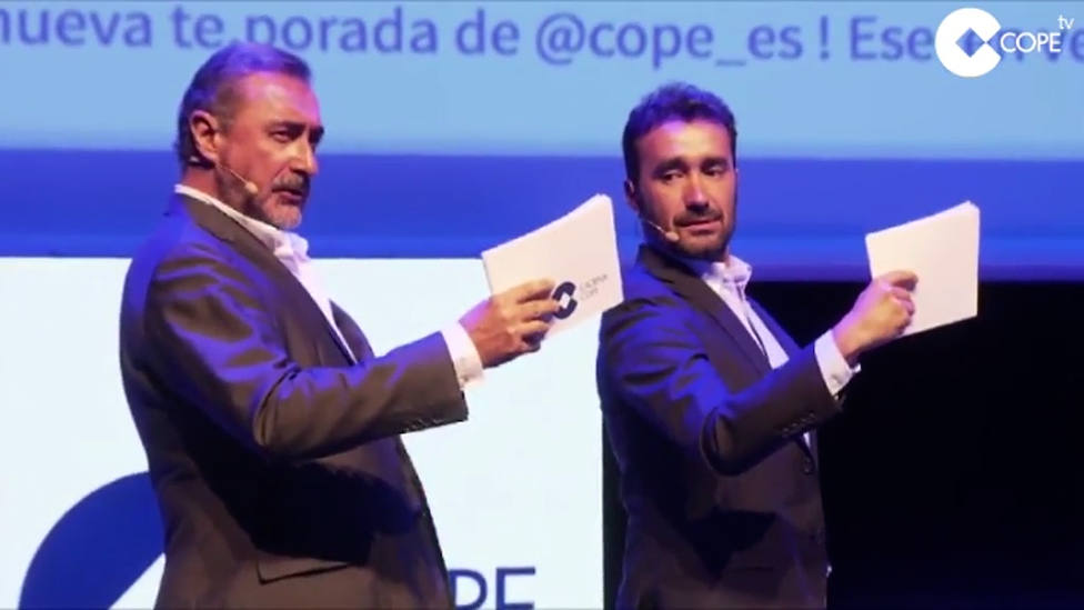 Carlos Herrera y Juanma Castaño saludan a la afición