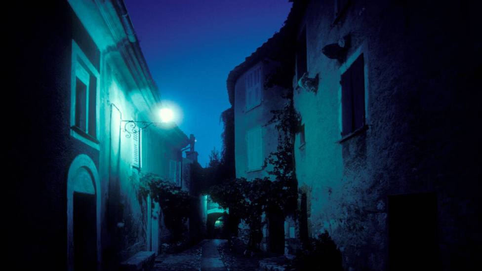 Un vecino de Huelva se despierta en plena noche por lo que aparece en su casa: Muy asustado