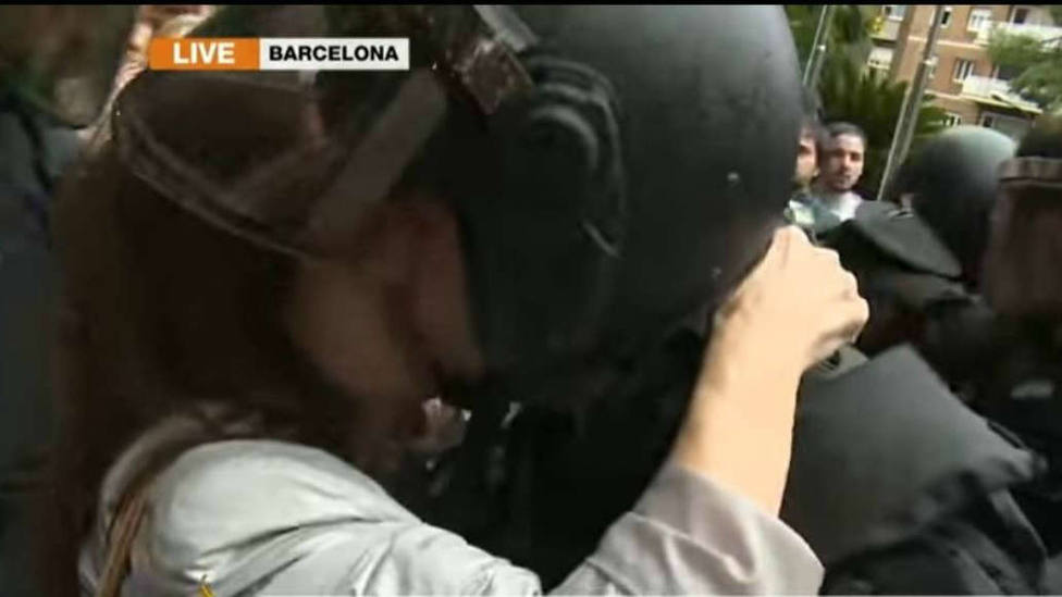 Un policía denuncia el beso no consentido de una mujer durante el dispositivo contra el 1-O