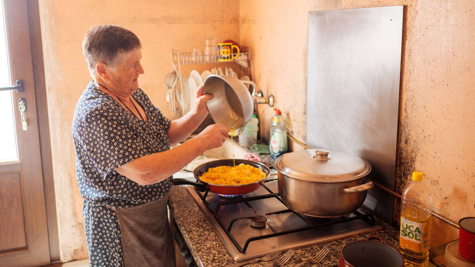 Lo que le pasa a una mujer al darle la vuelta a la tortilla de patatas conmociona a su familia