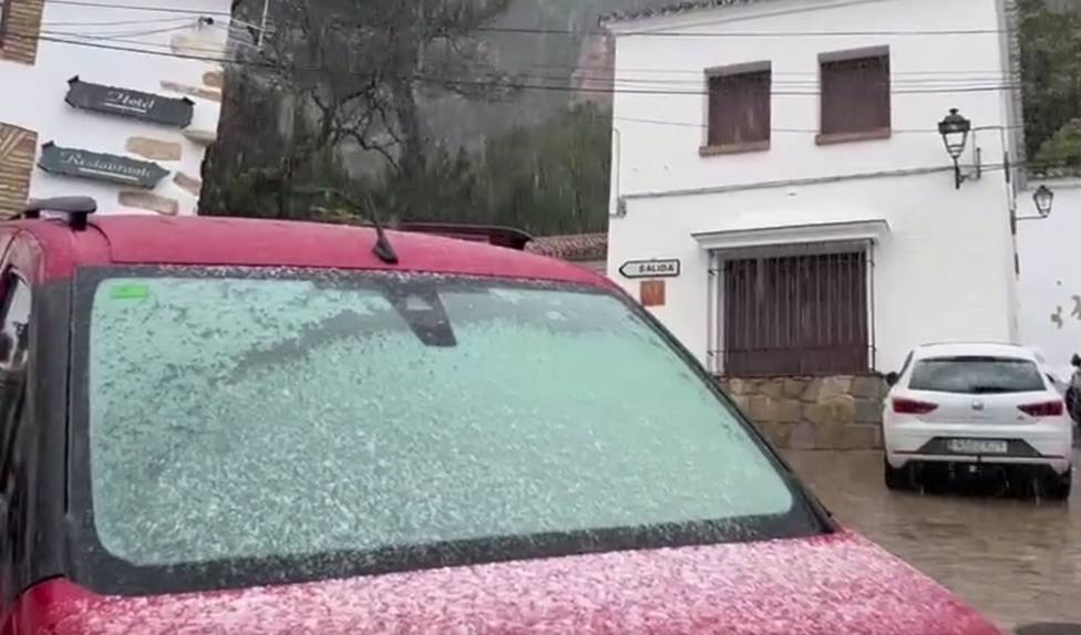 Cae la nieve en Villaluenga del Rosario (Cádiz)