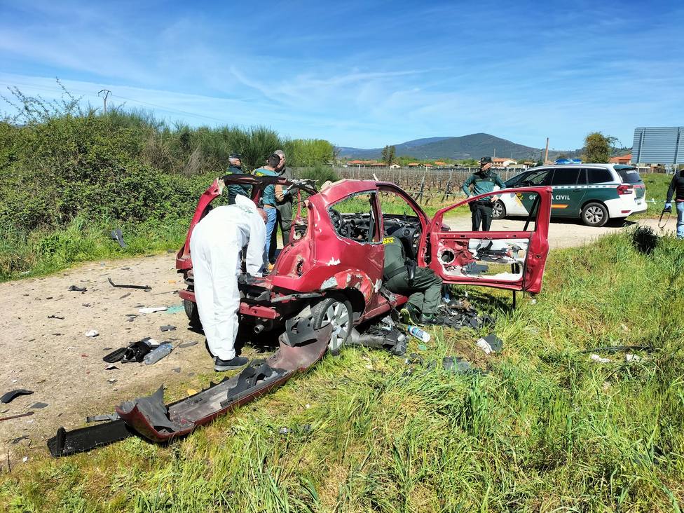 Agentes de la Policía Judicial de Verín y del Gedex de Pontevedra analizan los restos del vehículo