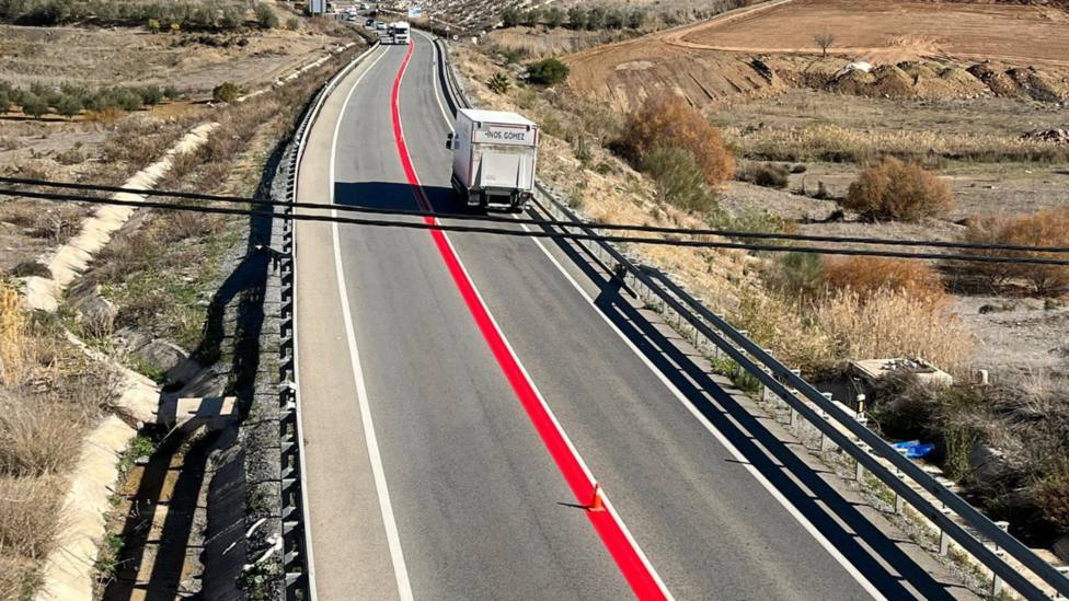 DGT: qué significa la línea roja continua que ya puedes encontrar en las carreteras españolas