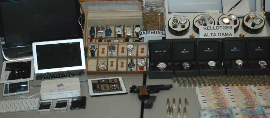 En el registro en el domicilio de la familia los Mossos encontraron 32 relojes de lujo, armas, una estilográfica, un ordenador, tres tabletas electrónicas y tres teléfonos móviles, todos de gama alta, así como marihuana. Foto Mossos dEsquadra