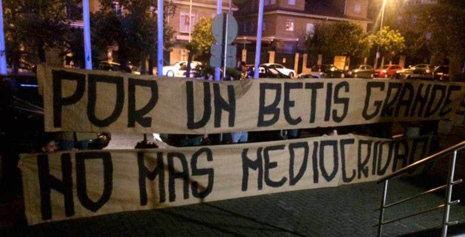 Pancartas de protesta a la entrada de la Junta de accionistas del Betis. @DeportesCopeSE