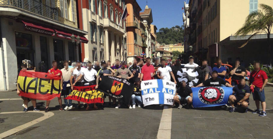 Miembros ultras del Jaén, Málaga, Ultra Sur y de las Brigadas Blanquiazules posan en las calles de Niza