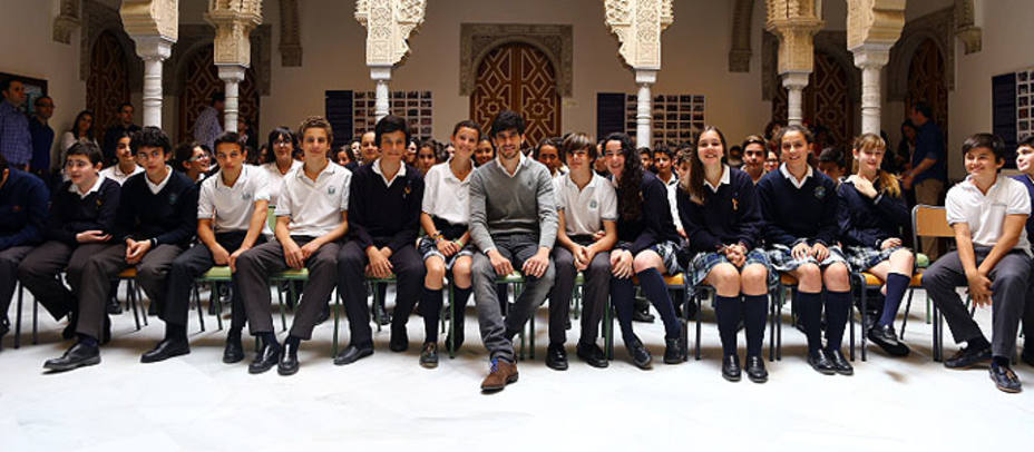 Alberto López Simón posando junto a los jóvenes jerezanos con los que ha compartido la mañana. PRENSA L.S.