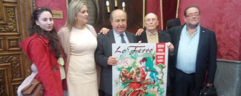 El alcalde recibiendo el reconocimiento de los flamencos de Lo Ferro
