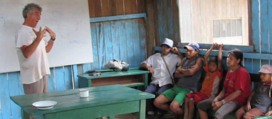El padre Roberto Ábalos con alumnos de la comunidad machiguenga. Patricia Rosety