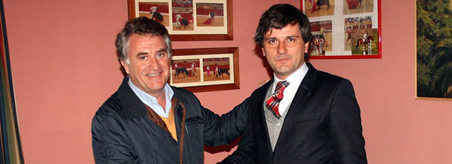 El concejal Javier Jiménez y el empresario Jorge Buendía tras la firma del acuerdo