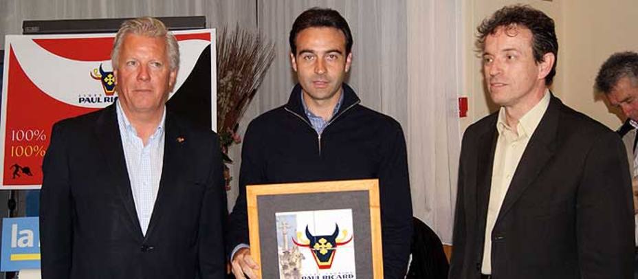 Enrique Ponce recogiendo en Nimes el premio Paul Ricard. LUIS A. PÉREZ/TOROMEDIA