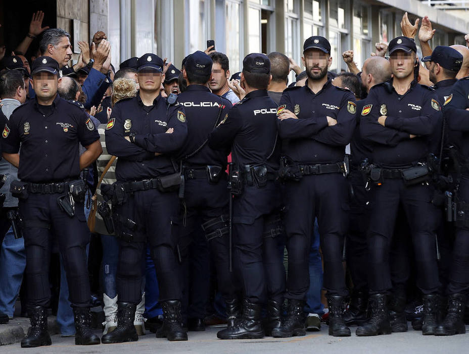 En 2020, un policía nacional cobrará 561 euros brutos más al mes y un guardia civil, 720 euros