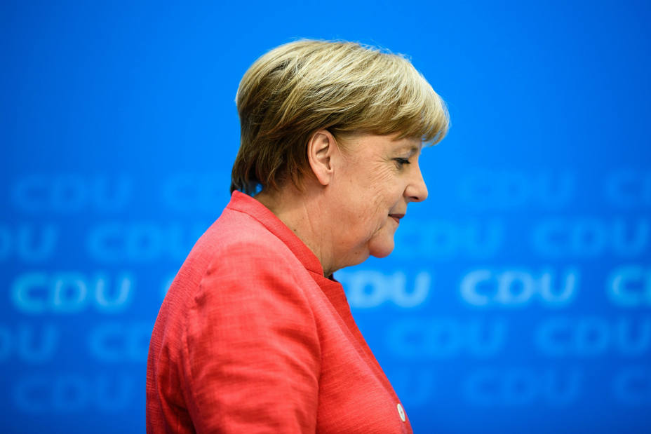 Ángela Merkel tras la rueda de prensa ofrecida en Berlín.