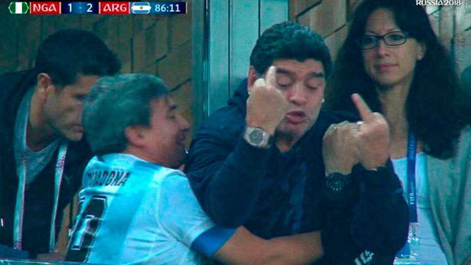 Maradona realiza una peineta tras el gol de Rojo