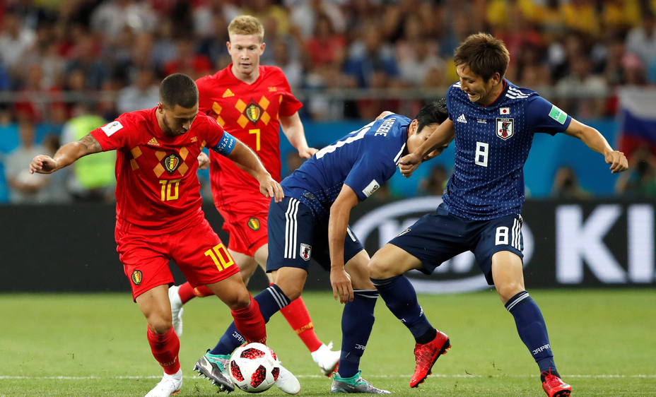 Eden Hazard ante dos jugadores de Japón