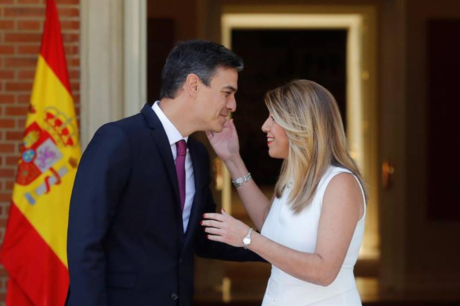 Sánchez y Díaz: cuatro besos y sonrisas durante su reencuentro en Moncloa