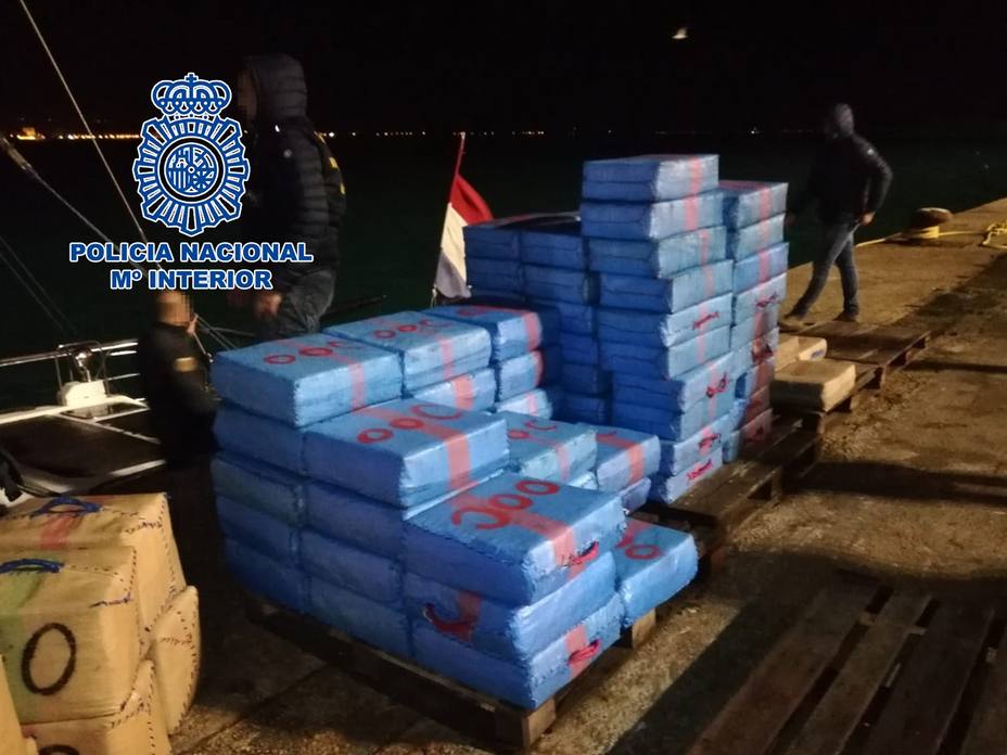 La Policía Nacional detiene a dos personas e incauta 11 toneladas de hachís en un velero en Italia