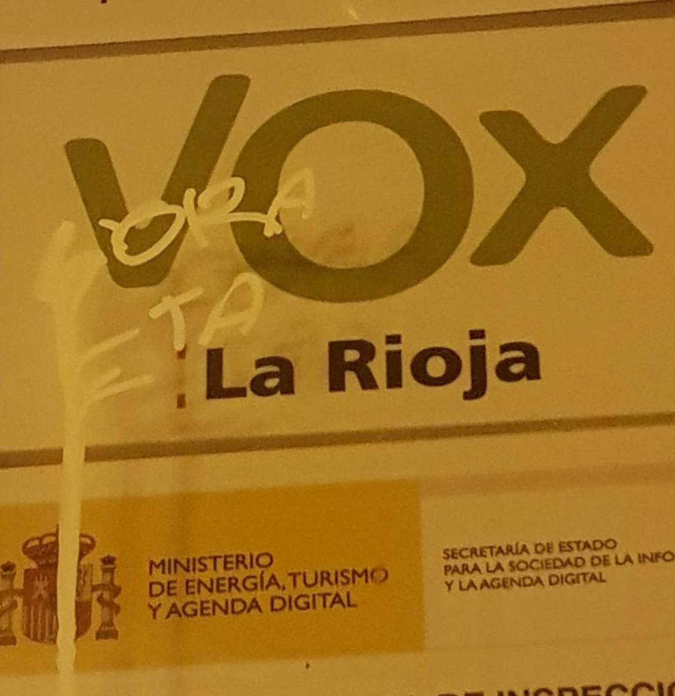 Pintan un “Gora ETA” en el cartel del portal de la sede de Vox en La Rioja