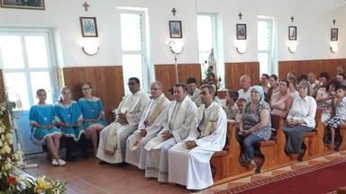 P. Victor Pogrebnii (3° desde la izquierda) con otros sacerdotes. | Vatican News