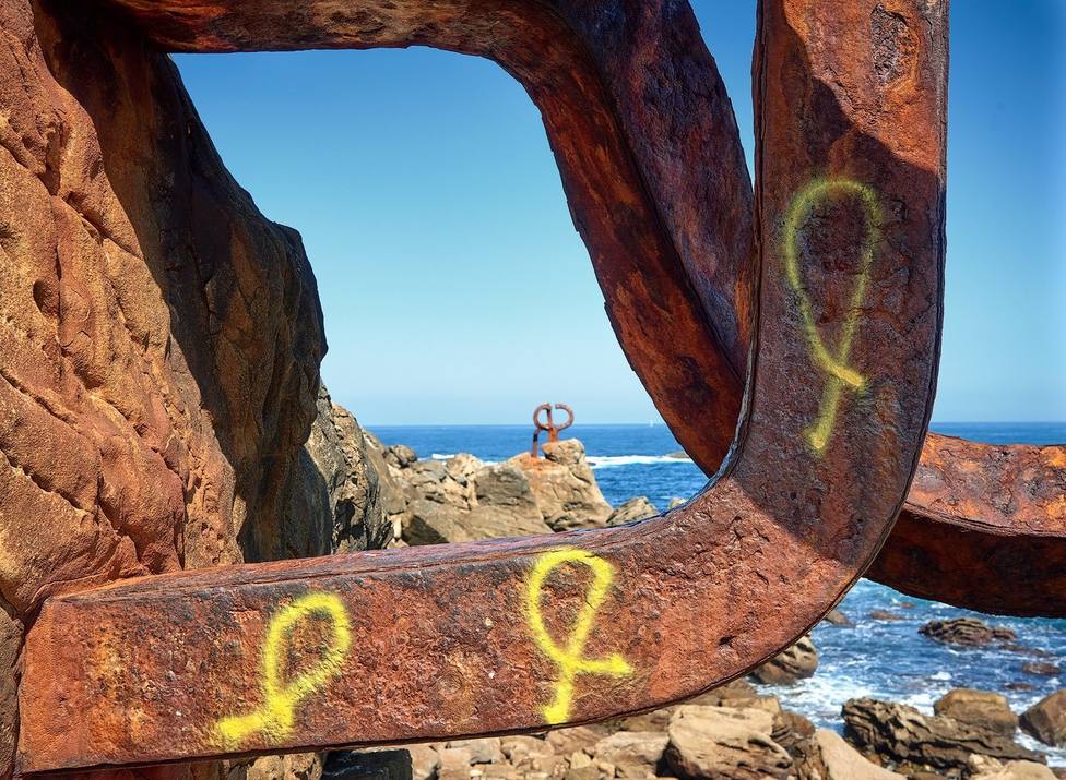 Aparecen 3 lazos amarillos pintados en el Peine de los Vientos de San Sebastián