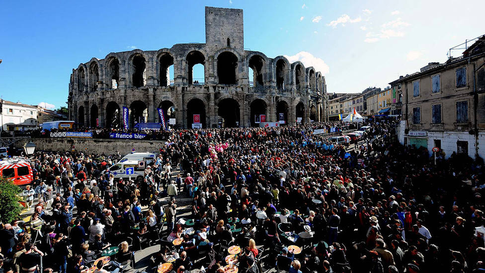 El Coliseo de Arles rodeado de miles de aficionados antes de un festejo taurino