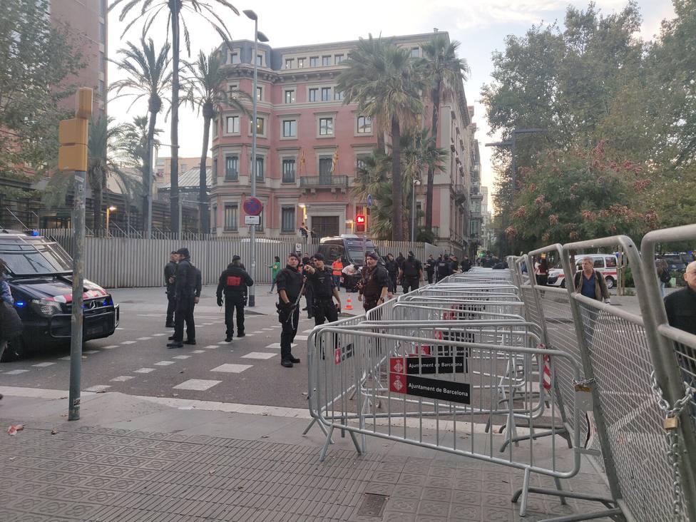 Mossos y Policía blindan la Conselleria de Interior ante una protesta de los CDR