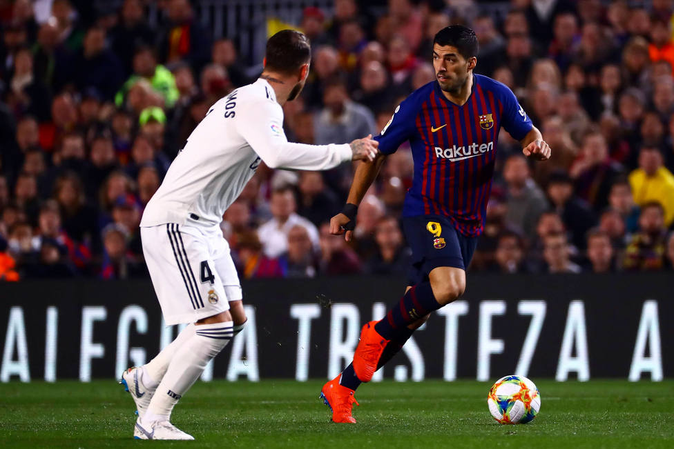 Sergio Ramos y Luis Suárez, en un Clásico en el Camp Nou (Cordon Press)