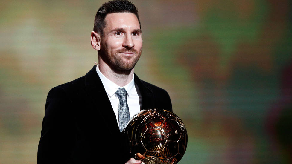 Leo Messi, con su sexto Balón de Oro. EFE