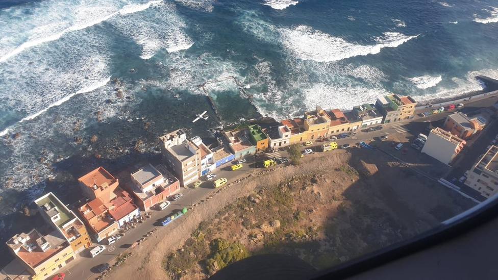 Ilesos los dos ocupantes de una avioneta que amerizó en la costa de Moya (Gran Canaria) por problemas en el motor