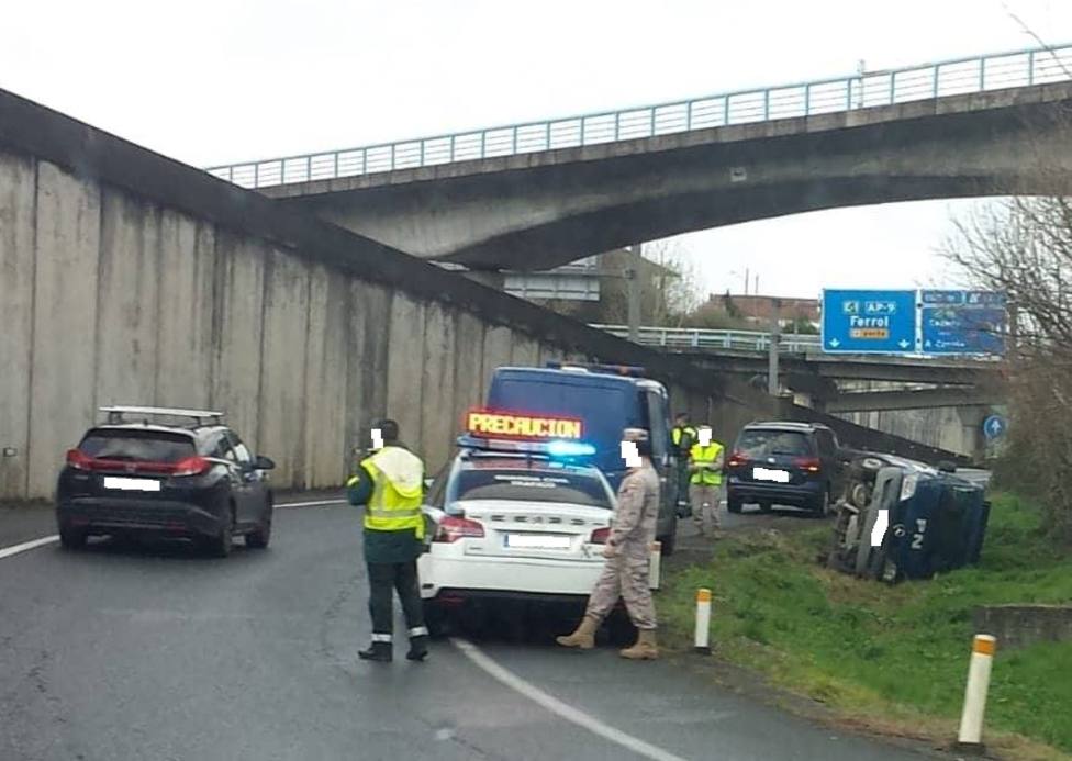 La furgoneta quedó volcada sobre un lateral fuera de la zona aglomerada - FOTO: Tráfico Ferrolterra