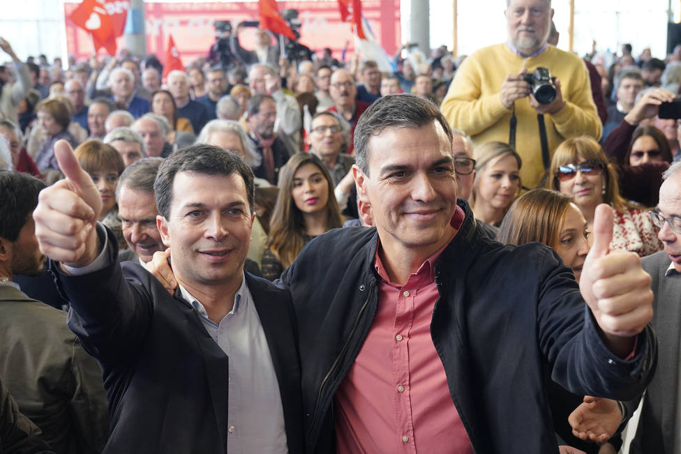 Sánchez pide para Galicia un presidente que dé la cara como Caballero frente a un Feijóo que esconde sus siglas