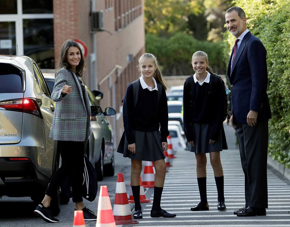Los reyes acompañan a sus hijas en su primer día de colegio
