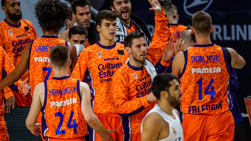 Los jugadores de Valencia Basket celebran el triunfo en Euroliga frente al Real Madrid en el Wizink. EFE